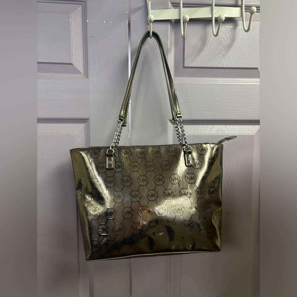 Michaela Kors hobo Chain Tote In Metallic Mirror Shoulder Bag. Silver color.